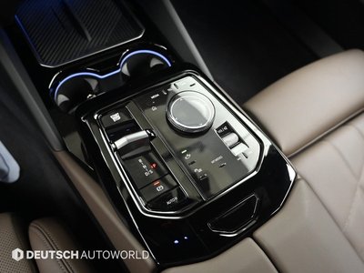 2025 BMW 5 SERIES — фото 9