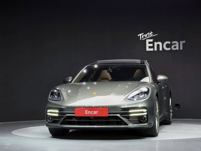 2022 Porsche PANAMERA photo 2