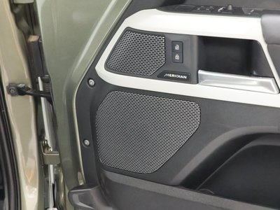 LAND ROVER DEFENDER - 4