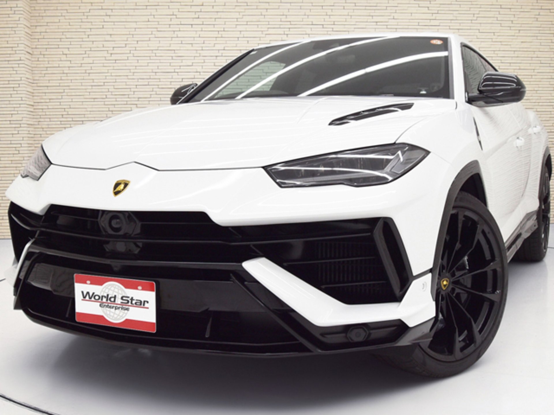 LAMBORGHINI URUS - View 1