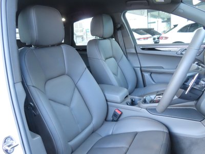 2025 Porsche MACAN thumbnail 13