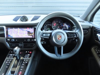 2025 Porsche MACAN thumbnail 11
