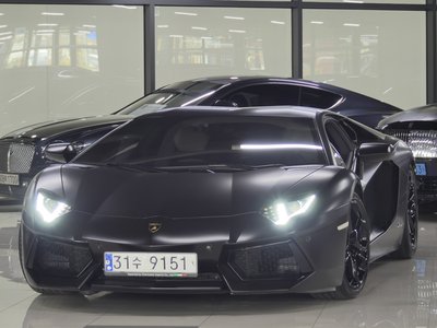 LAMBORGHINI AVENTADOR - 1