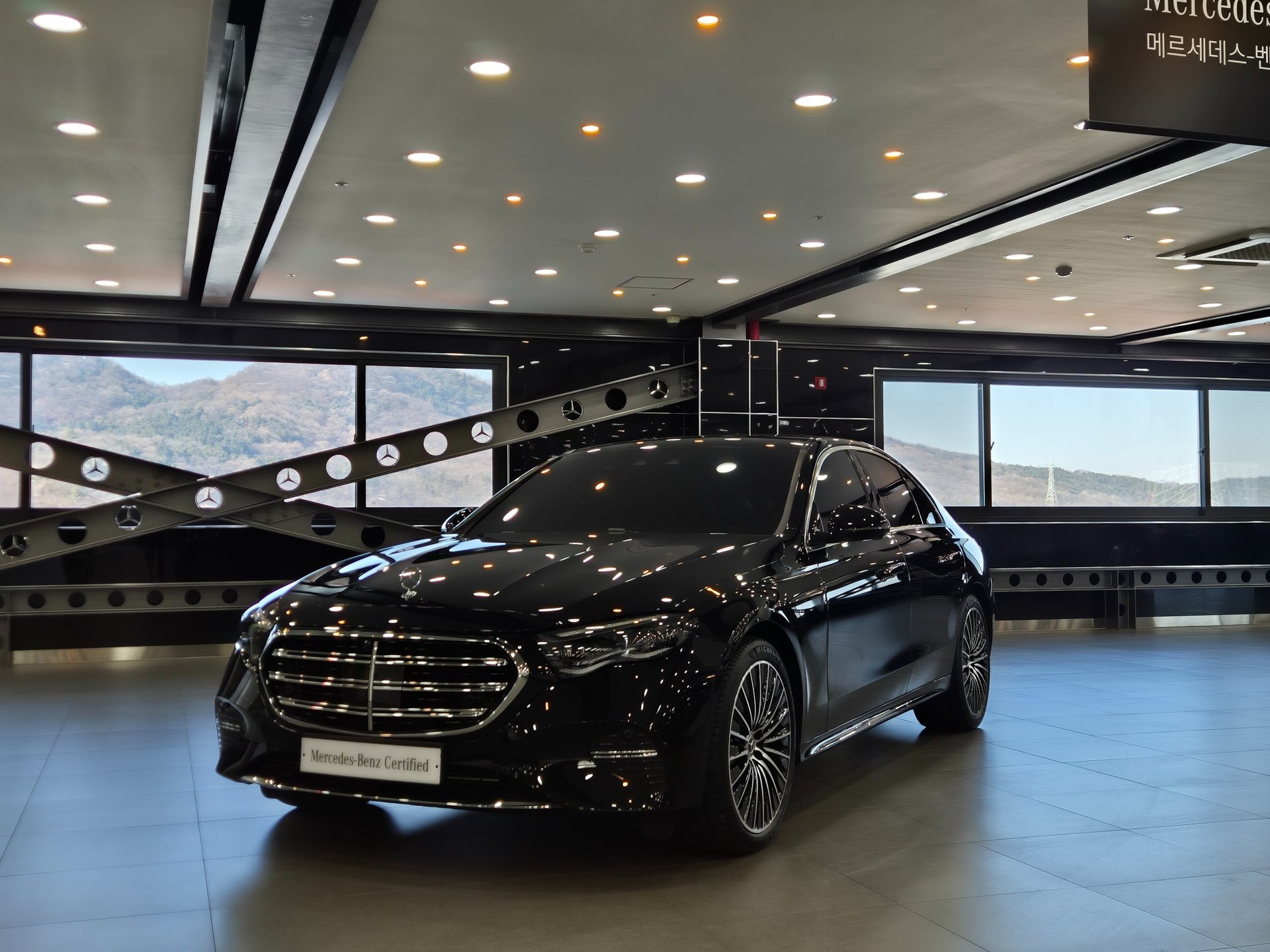 MERCEDES-BENZ E-CLASS - View 1