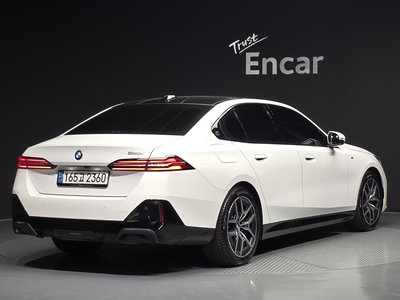 2024 BMW 5 SERIES photo 4