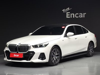 2024 BMW 5 SERIES photo 1