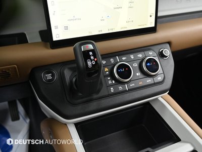 LAND ROVER DEFENDER - 9