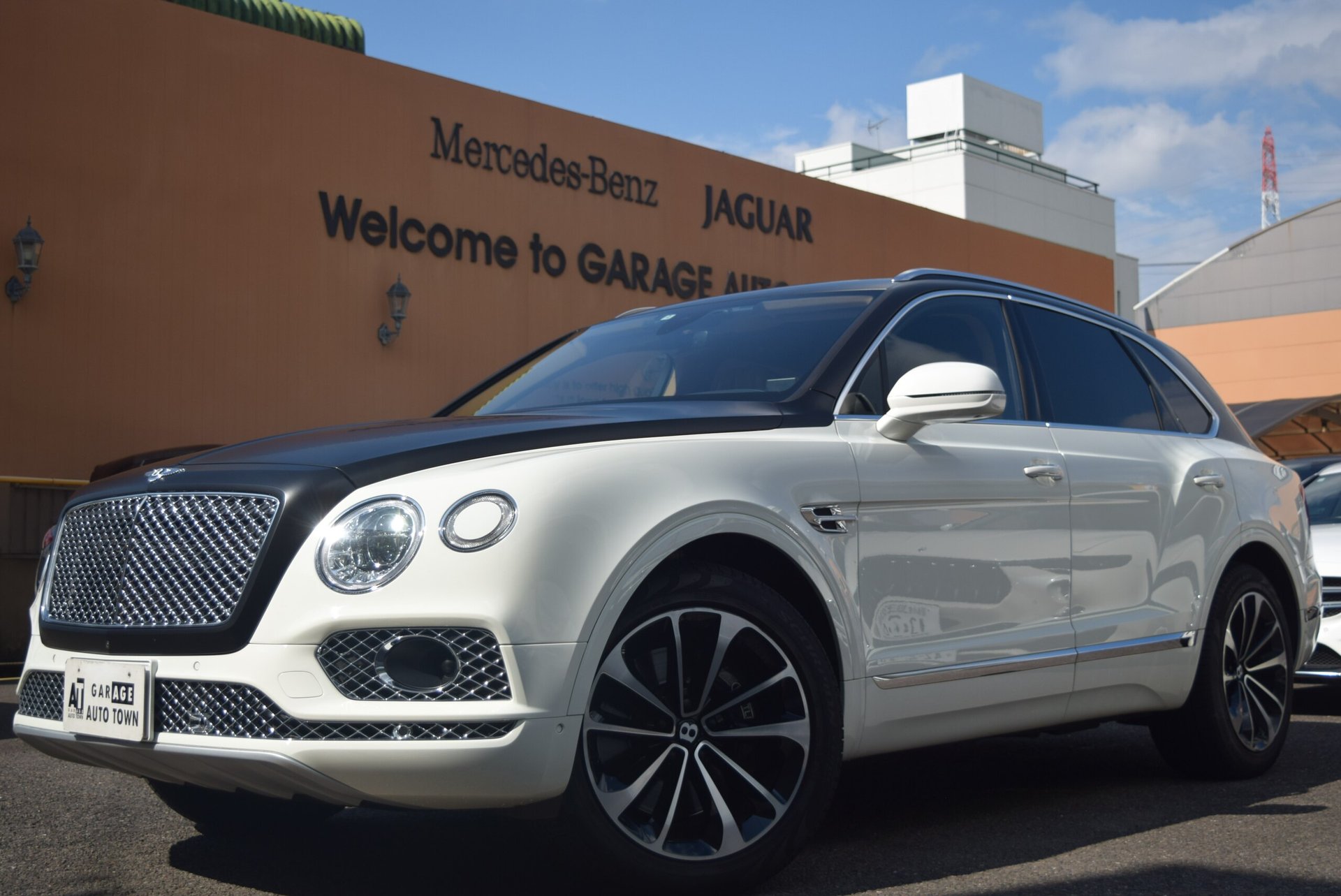 BENTLEY BENTAYGA - View 1