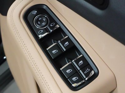 PORSCHE MACAN - 8