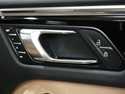 PORSCHE MACAN - 9