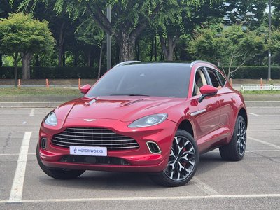 ASTON MARTIN DBX - 2