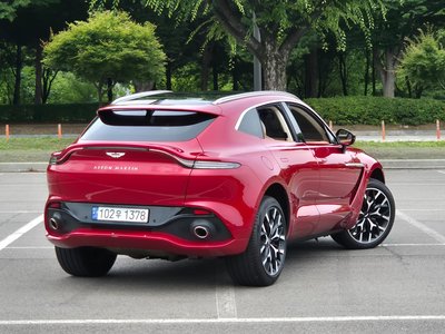 ASTON MARTIN DBX - 3