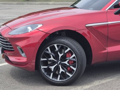 ASTON MARTIN DBX - 6