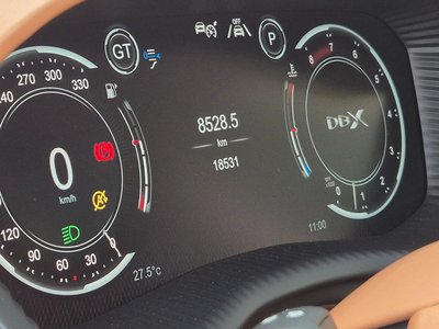 ASTON MARTIN DBX - 8