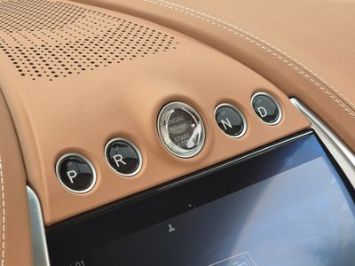 ASTON MARTIN DBX - 9