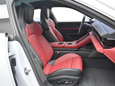 صورة 10 لـ 2025 Porsche TAYCAN