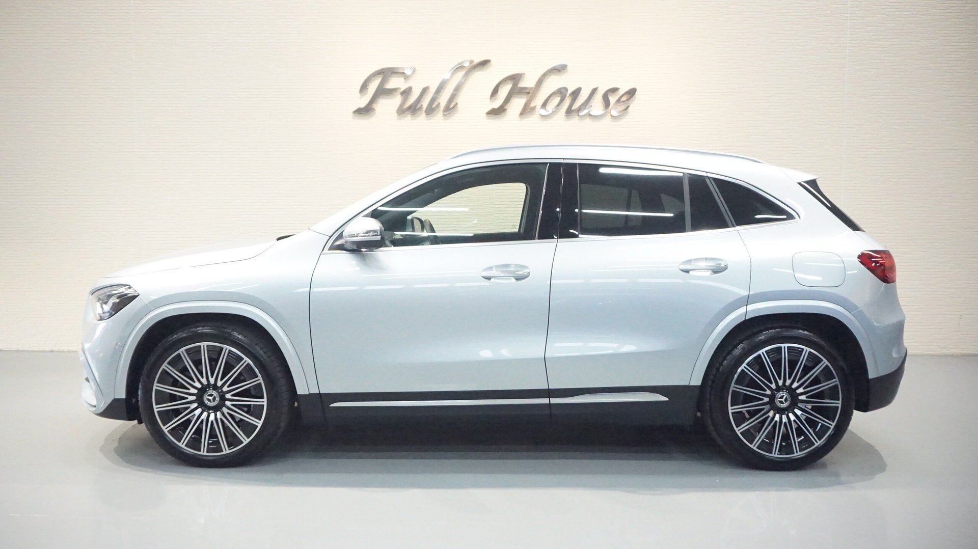 MERCEDES-BENZ GLA - View 1