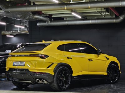 LAMBORGHINI URUS - 6