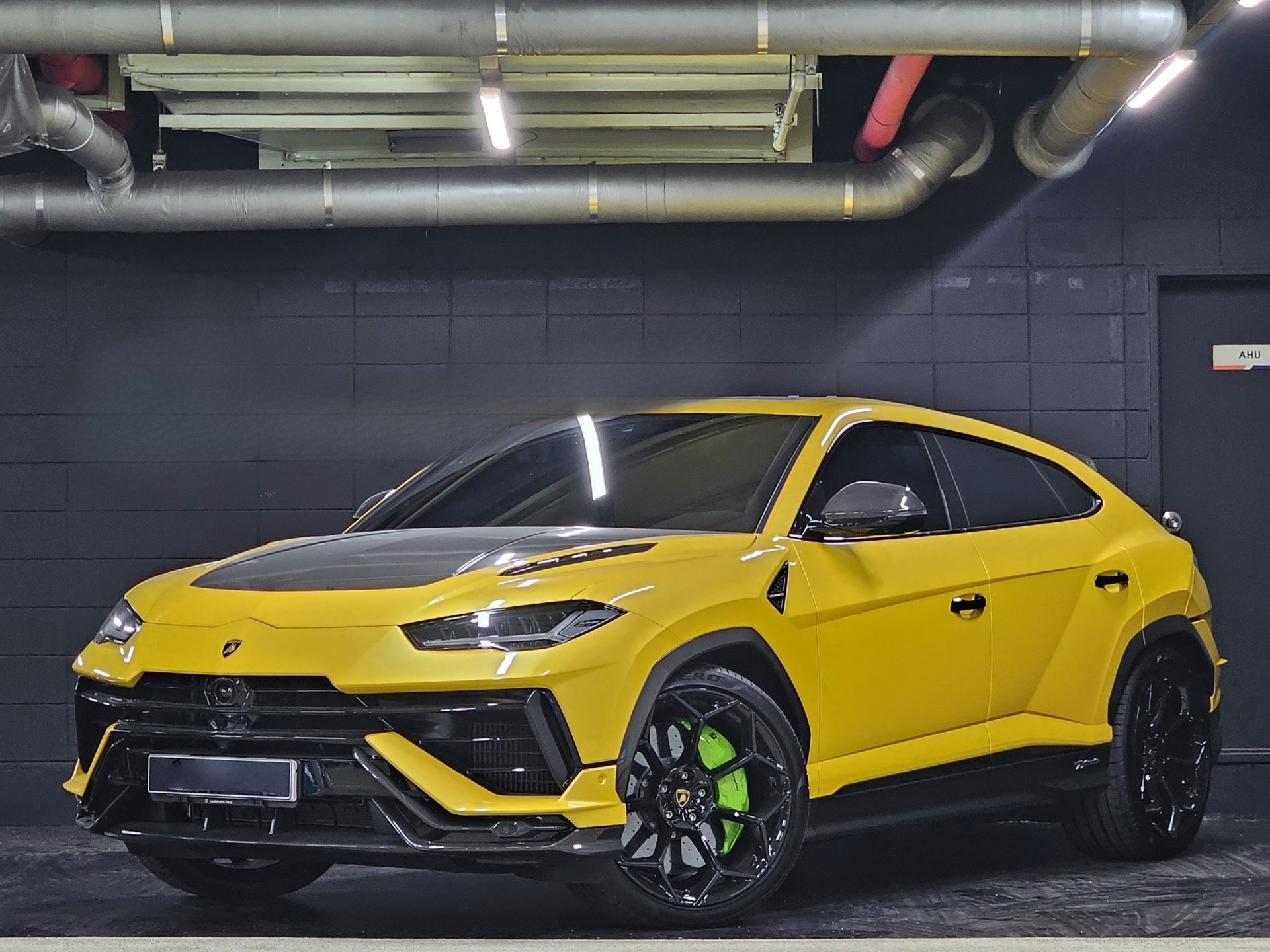 LAMBORGHINI URUS - View 1