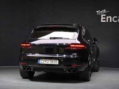 PORSCHE MACAN - 4