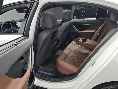 2025 BMW 5 SERIES — миниатюра 18