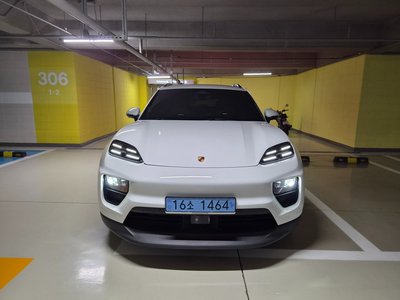 PORSCHE MACAN - 2