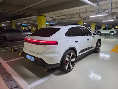 PORSCHE MACAN - 4