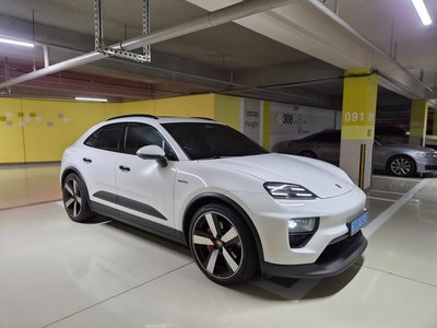 PORSCHE MACAN - 1