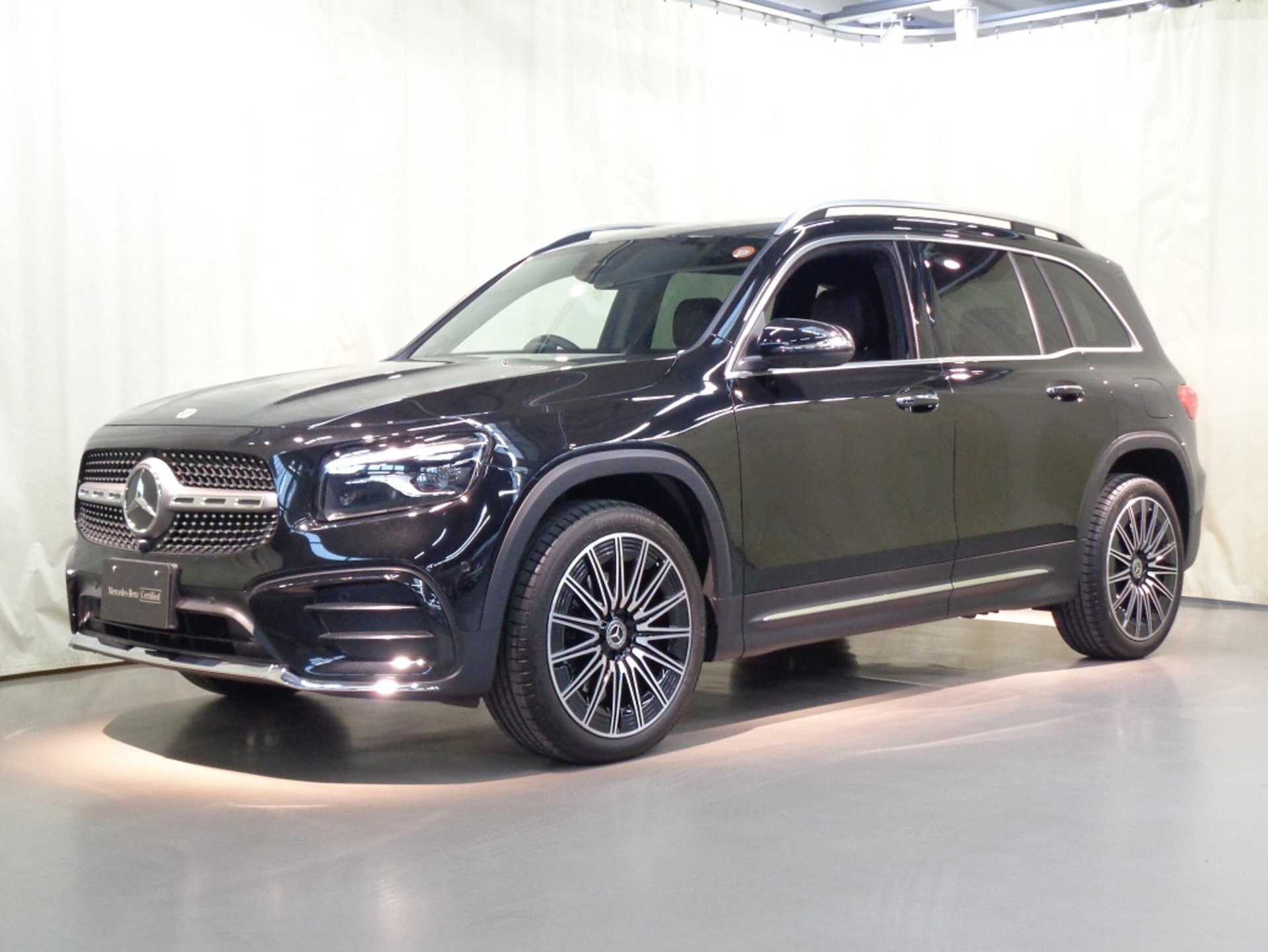 MERCEDES-BENZ GLB - View 1
