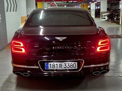 2023 Bentley FLYING SPUR photo 3