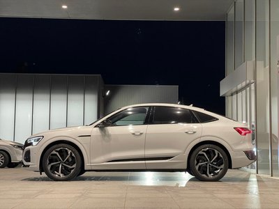 AUDI Q8 - 4