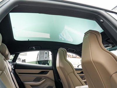 صورة 13 لـ 2024 Porsche TAYCAN