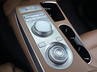 صورة 9 لـ 2022 Genesis GV70