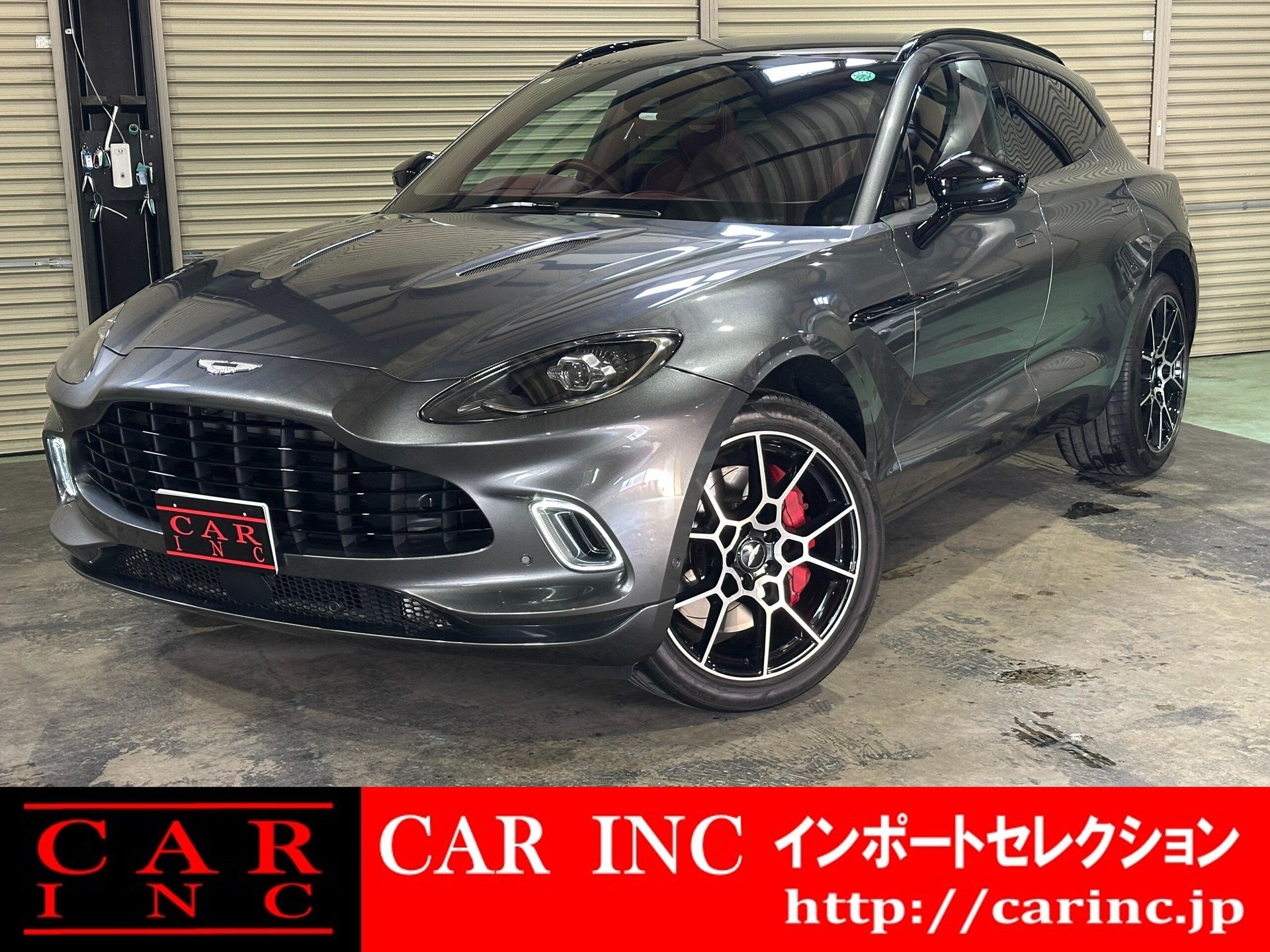 ASTON MARTIN DBX - View 1