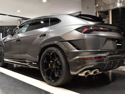 LAMBORGHINI URUS - 4