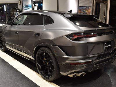 LAMBORGHINI URUS - 8