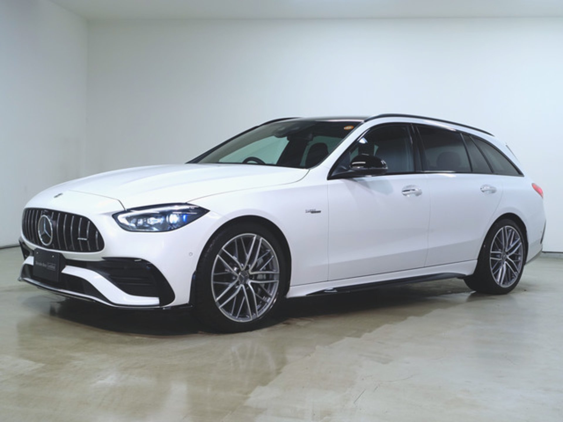 MERCEDES-BENZ C-CLASS WAGON AMG - View 1