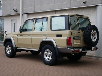 TOYOTA LAND CRUISER 70 - 6