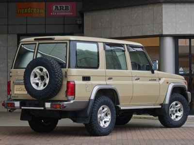 TOYOTA LAND CRUISER 70 - 3