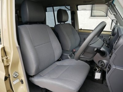 TOYOTA LAND CRUISER 70 - 2