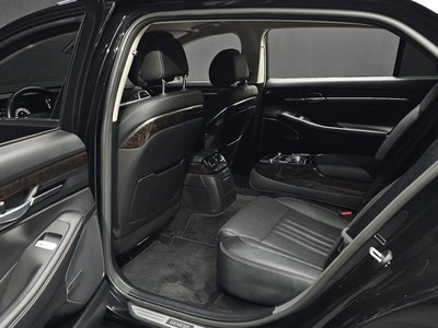 2021 Genesis G90 — миниатюра 17
