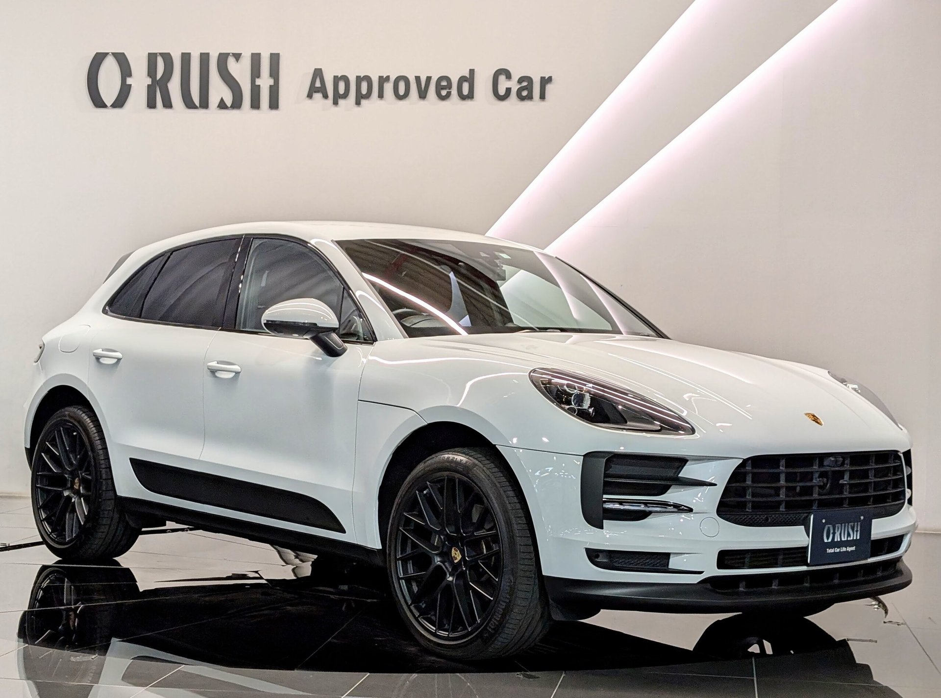 PORSCHE MACAN - View 1