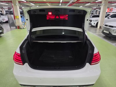MERCEDES-BENZ E-CLASS - 7