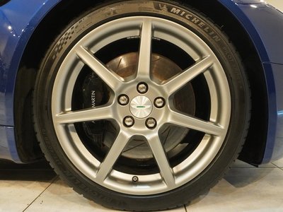 ASTON MARTIN V8 - 10