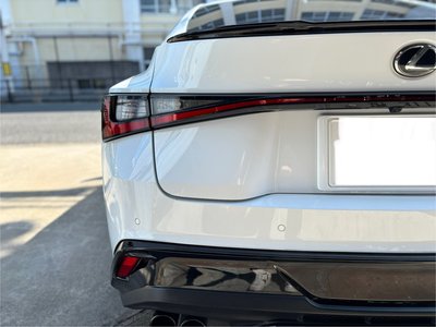 2023 Lexus IS thumbnail 34