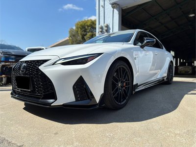 2023 Lexus IS thumbnail 12