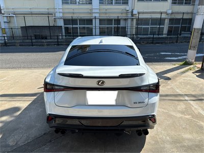 2023 Lexus IS thumbnail 31