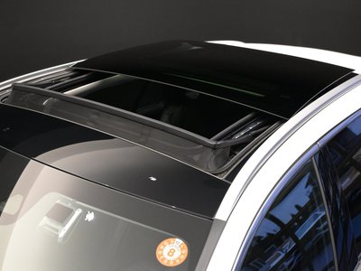 2025 MERCEDES-BENZ C-CLASS photo 9
