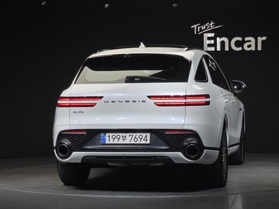 صورة 3 لـ 2023 Genesis GV70