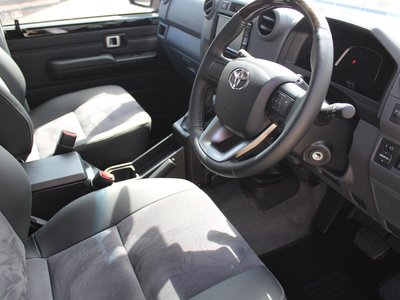 TOYOTA LAND CRUISER 70 - 9